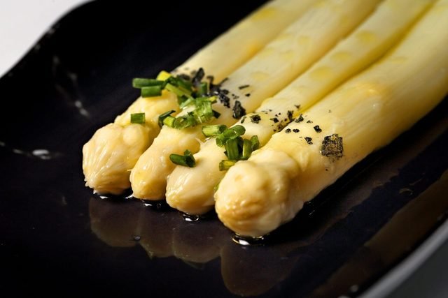 Plato de Ullate: espárragos blancos con cebollino sobre plato negro