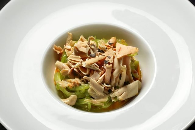 Plato de Ullate: verduras con láminas finas en plato hondo blanco